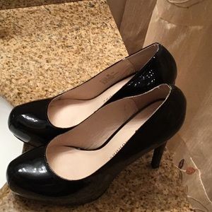 Black pumps